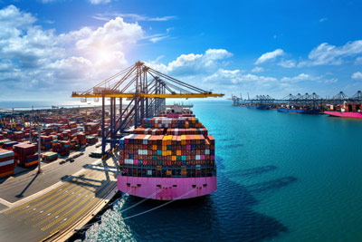 transport maritime Porte-conteneurs et vraquiers en escale
